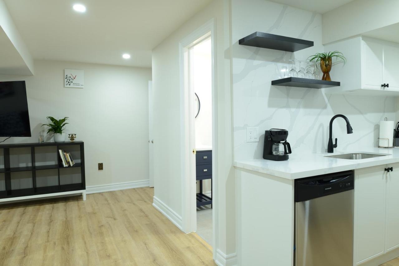 Spacious 2-Bed-Room Near Yonge & Major Mackenzie Richmond Hill Exterior photo